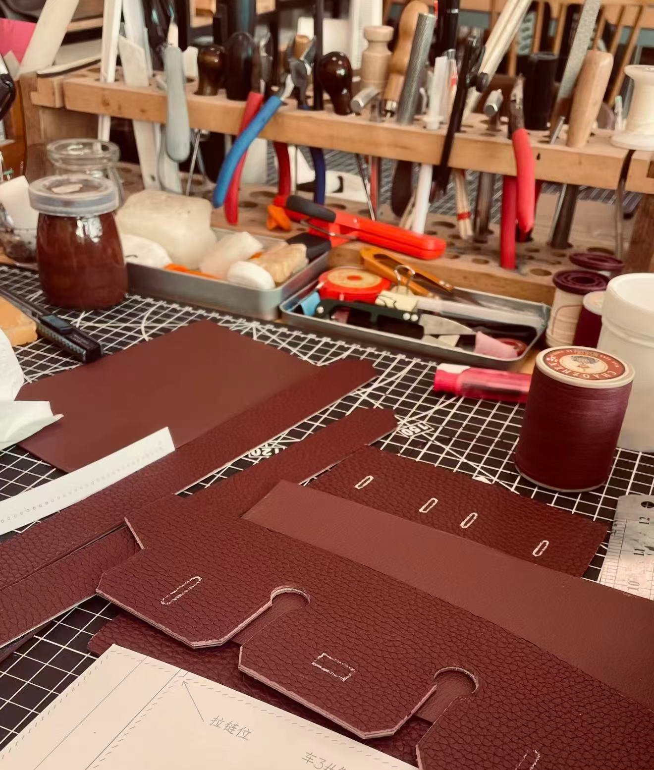 Leather craftsmanship workbench