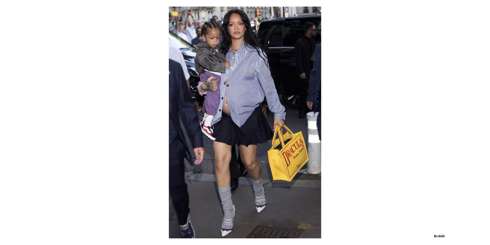 Photo de Rihanna avec sa fille avec le sac Book Tote Dracula à la main